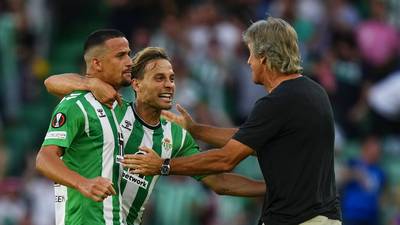 Pellegrini y Bravo aseguran un avance en la Europa League tras empate del Betis ante la Roma