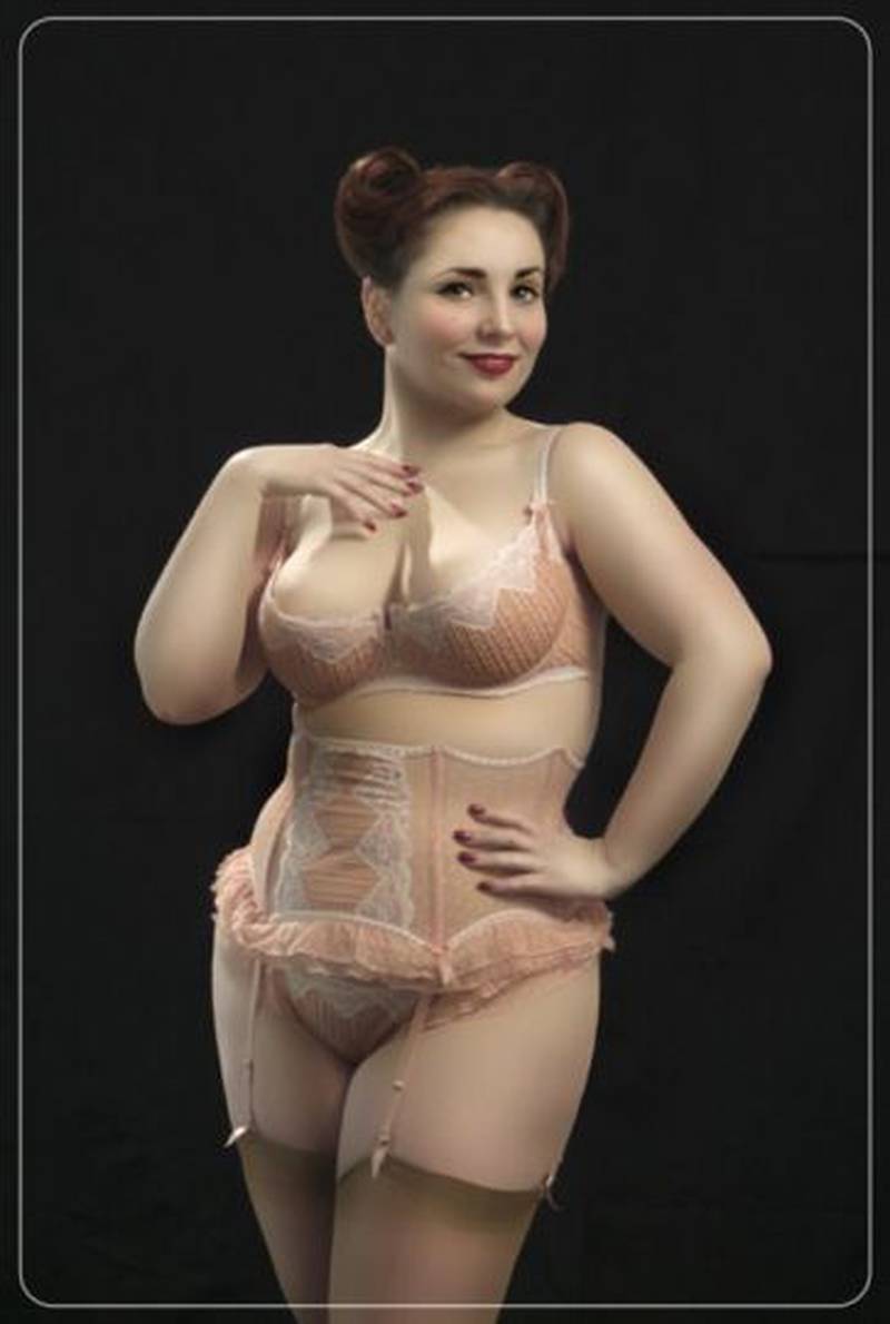 Mujeres caderonas 2025 en ropa interior