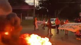 Con barricadas: Apoderados realizan feroz protesta afuera del establecimiento de Talcahuano