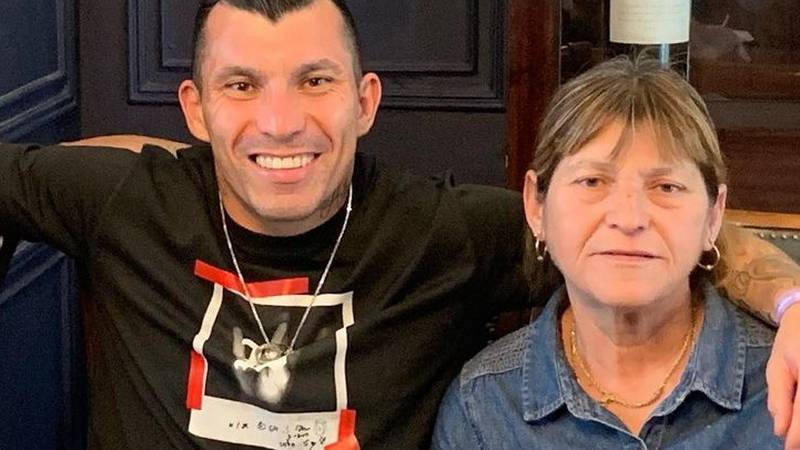 Gary Medel preocupa a seguidores con última foto de su mamá en redes sociales: “Siempre a tu lado”