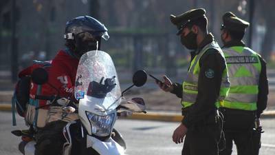 ¡Se enojó!: Motociclista sin licencia agredió a dos carabineros que lo fiscalizaron