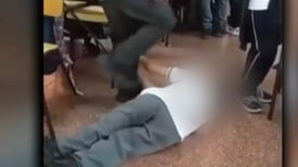 Denuncian impactante caso de bullying en colegio de Isla de Maipo: escolar patea en el suelo a compañero con discapacidad