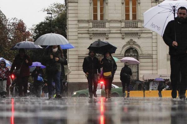Pronostican “lluvia explosiva” para este viernes en la Región Metropolitana 