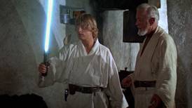 Disney muestra en directo el primer sable de luz “real” de Star Wars que funciona como en las películas