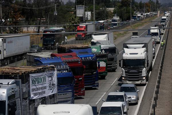 Paro de camioneros: Cerca de 200 supermercados en Valparaíso y desde Santiago al norte con desabastecimiento