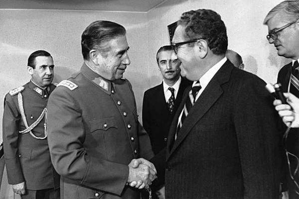 Adiós a Kissinger: el Nobel de la Paz que instigó el Golpe y apadrinó la dictadura de Pinochet