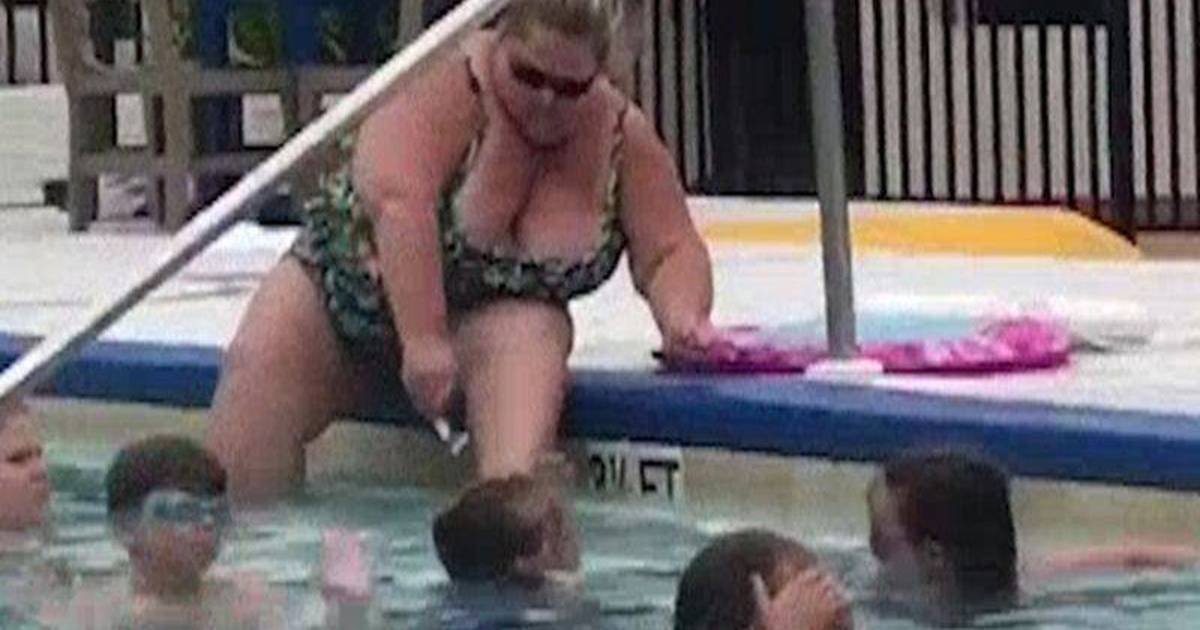 Толстухи в бассейне. Толстая женщина в бассейне.