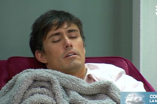 Se quedó dormido en el matinal: A Roberto Cox le ganó el sueño y se tomó una siesta breve en la pausa comercial