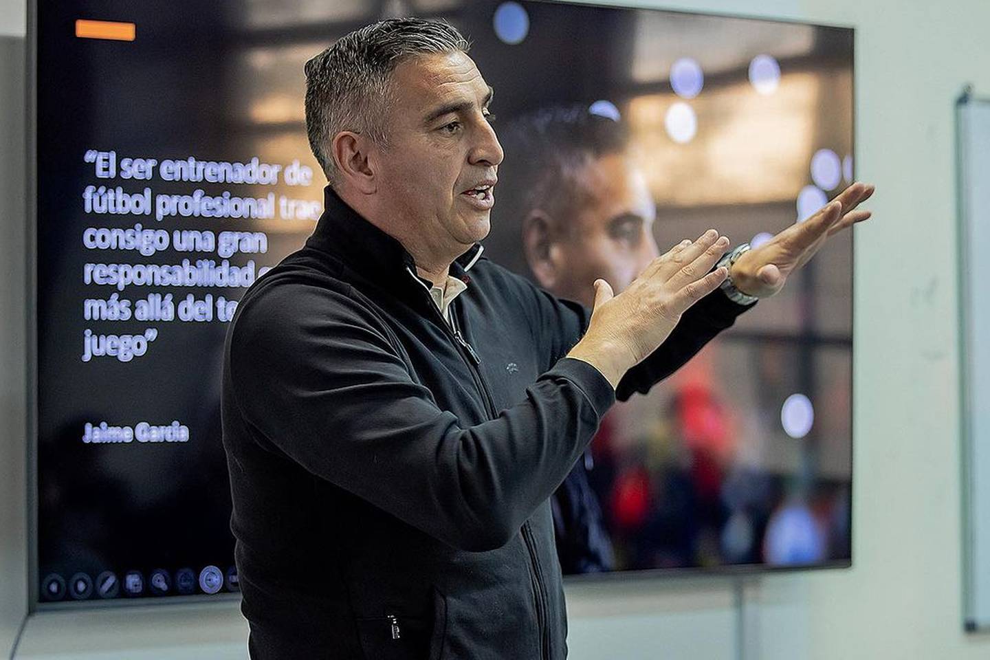 El entrenador chileno, Jaime García, ofreciendo una charla en el INAF.