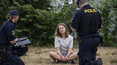 La metamorfosis de Greta Thunberg a los 20 años: de la pancarta de “Friday for future” a la desobediencia pasiva a la policía 