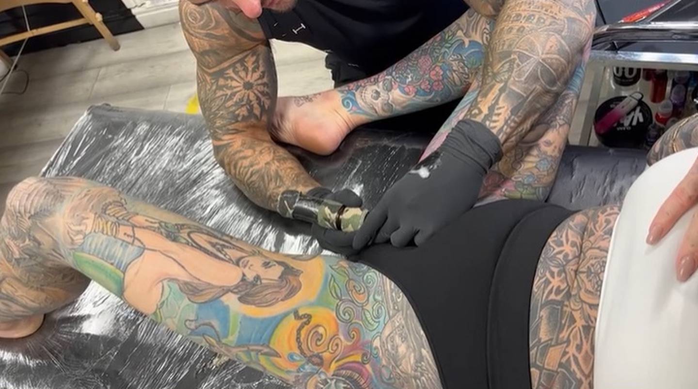 La británica Becky Holt realizó cinco sesiones para lograr tatuarse toda su vagina.