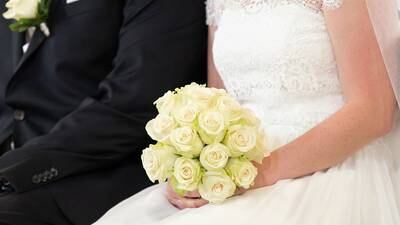 Hombre se enfurece con su pareja por gastar 400 dólares en el vestido de novia y le exige devolverlo: ella se negó