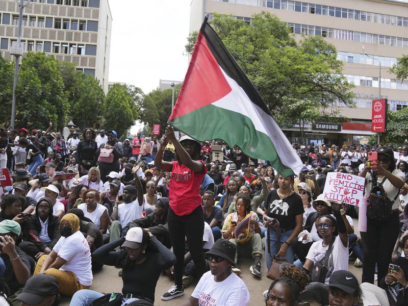 Multitudinaria protesta en Kenia condena los asesinatos de 14 mujeres
