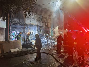 Bomberos combate incendio en Barrio Meiggs: destruyó una librería