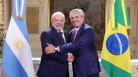 Las razones para que Chile mire de reojo propuesta de Argentina y Brasil de moneda única latinoamericana