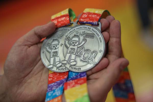 “Compartimos muchos valores”: medalla del Maratón de Santiago fue realizada por niños y niñas del taller de arte de la Teletón
