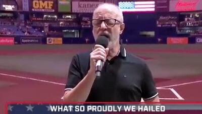 Alberto Plaza se convierte en éxito viral al cantar el himno nacional de Estados Unidos en partido de béisbol