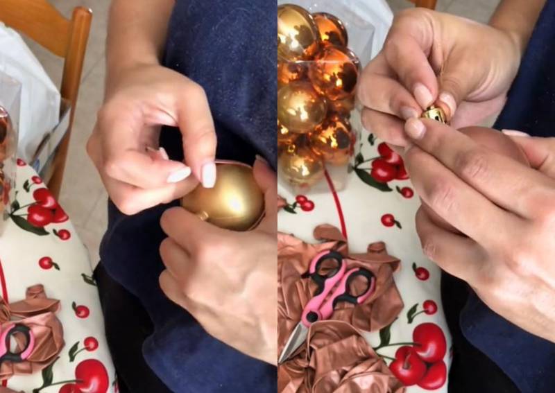 Mujer le cambió el color a esferas navideñas utilizando globos metálicos.