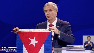 Kast inicia debate mostrando bandera cubana y asegura que “es hora de hablar del hoy y no del pasado”