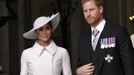 El príncipe Harry y Meghan Markle “casi mueren” como Lady Di