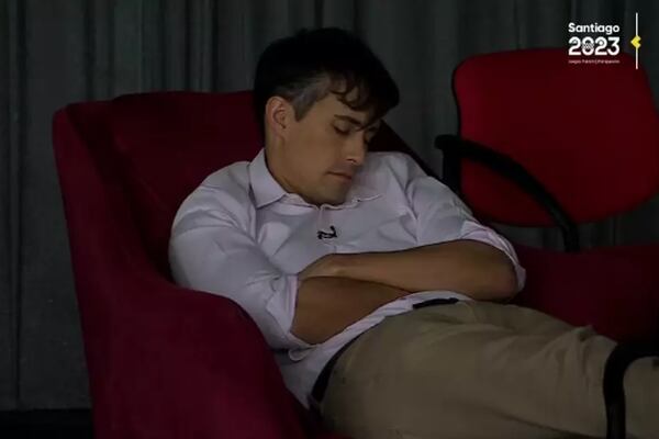 ¡Otra vez! Captan a Roberto Cox durmiendo durante los comerciales de “Contigo en la mañana”: “Put… que son sapos”