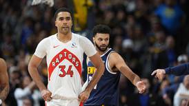 NBA suspende a jugador de los Raptors por compartir información a apostadores deportivos