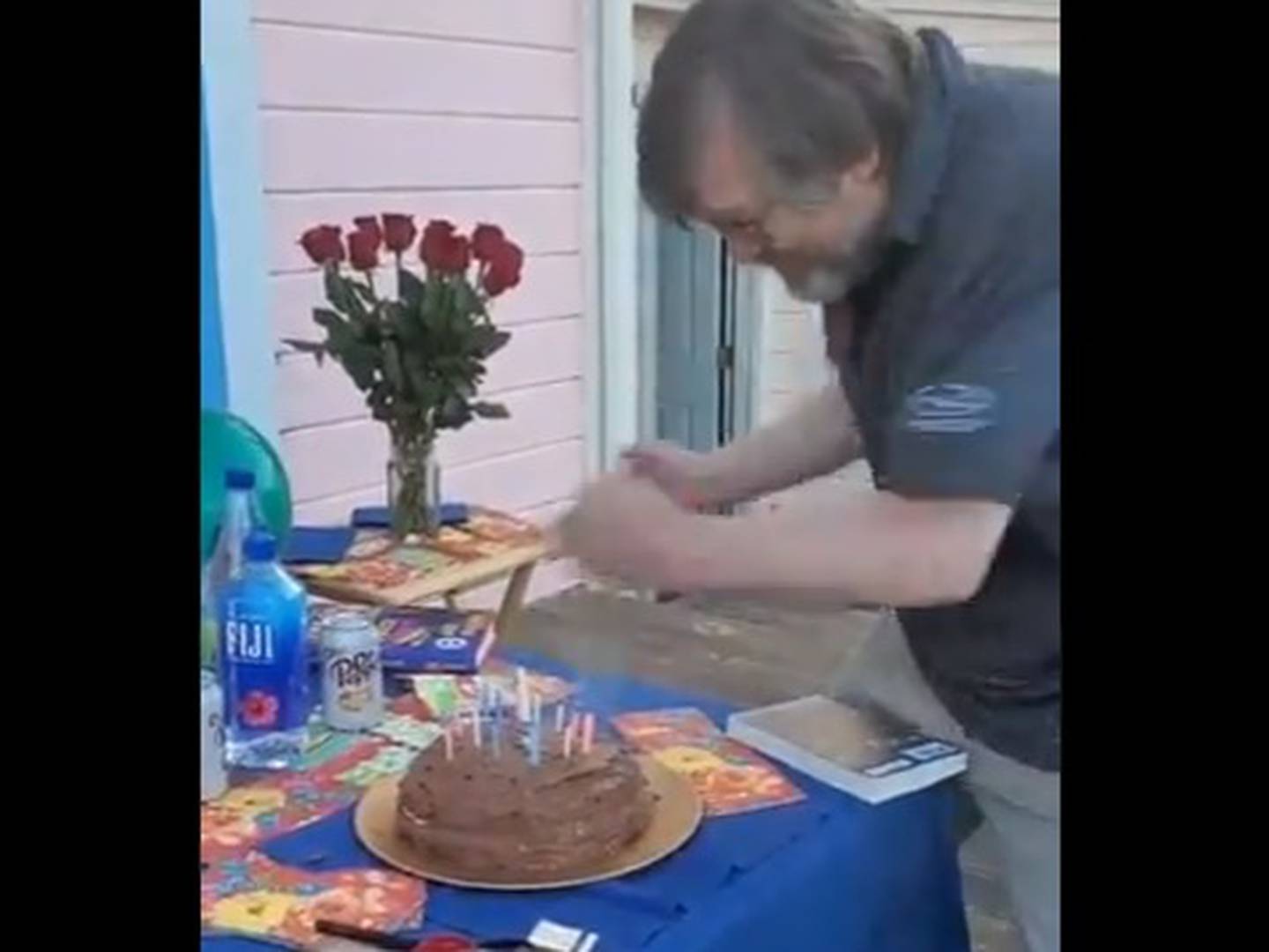 Adaptándose a la nueva realidad: “sopló” las velas de su torta de  cumpleaños con las manos para que todos comieran – Publimetro Chile