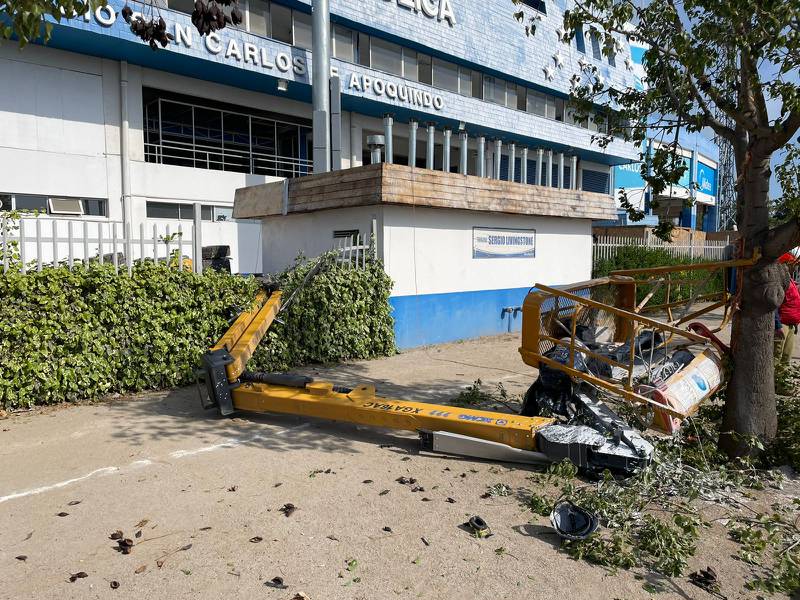 Dos trabajadores cayeron de aproximadamente 10 metros de altura mientras realizaban obras en Estadio San Carlos de Apoquindo.