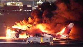 Segundos de terror: Imágenes desde el interior del avión que se incendió en la pista del aeropuerto en Tokio