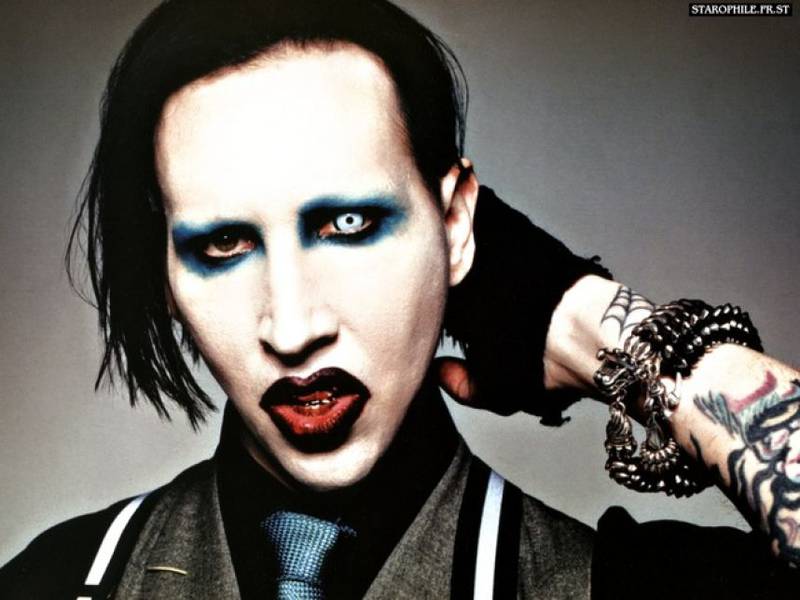Demandan a Marilyn Manson por soplarse la nariz con una mujer