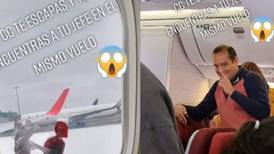 Momento viral: Joven se escapó de su trabajo pero encontró a su jefe en el avión