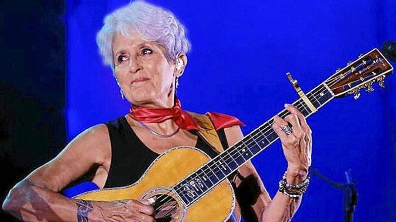 Joan Báez y 86 años de eterna rebeldía: del reinado en la canción protesta a sus confesiones ante la pantalla