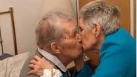 [VIDEO] “¿Qué carajo es el amor?”: Reencuentro de abuelitos se hace viral en redes sociales
