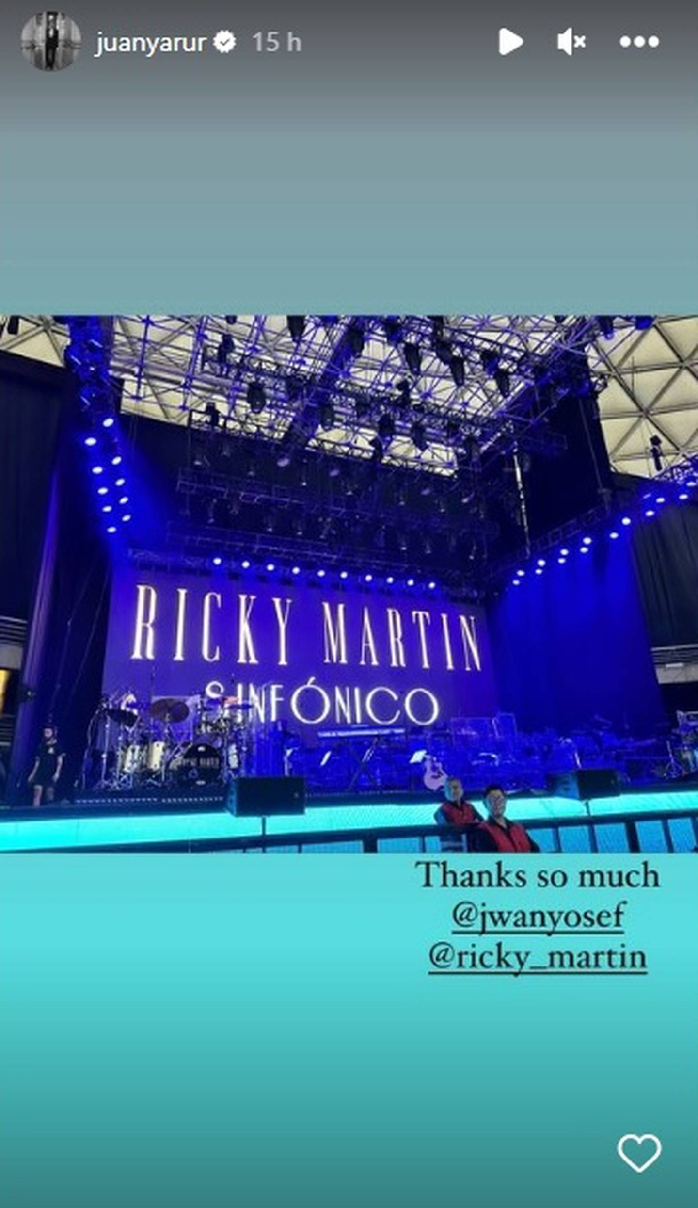 El socialité nacional agradeció la invitación del novio de Ricky Martin a su concierto de anoche en el Movistar Arena.