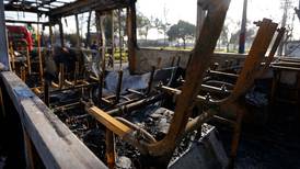 Nuevo atentado en La Araucanía: desconocidos incendiaron dos buses y un automóvil en la comuna de Imperial