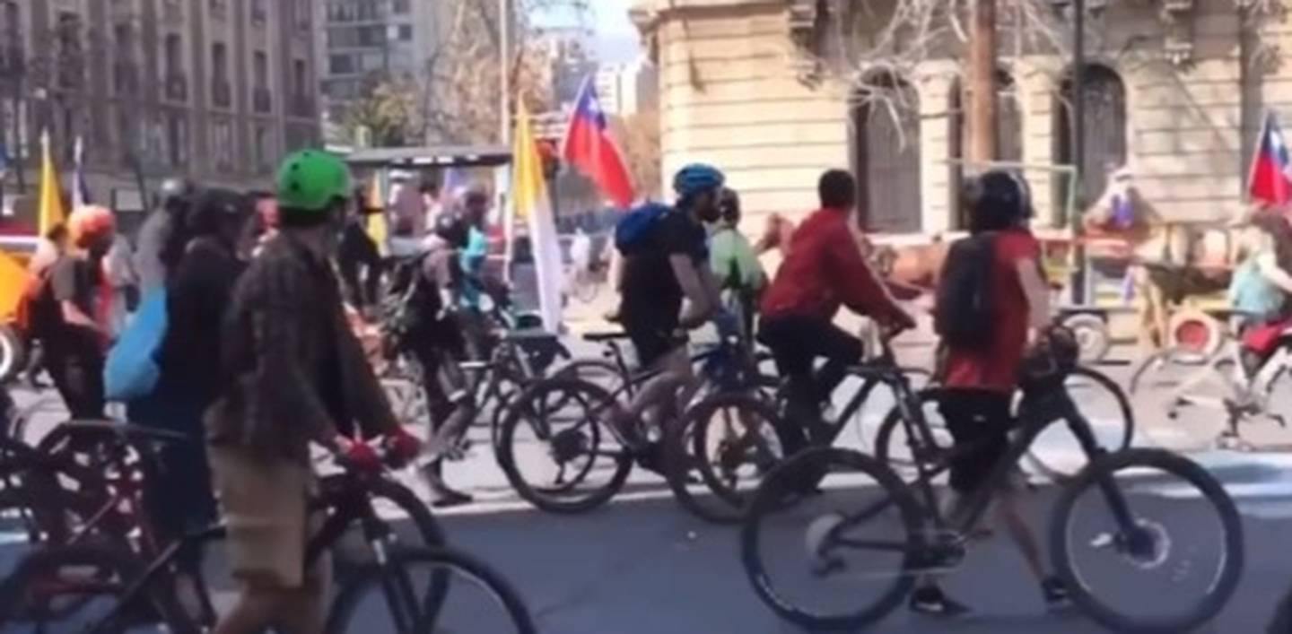 El momento del ladrillazo lanzado en contra de un caballo durante una marcha de ciclistas por el Apruebo.