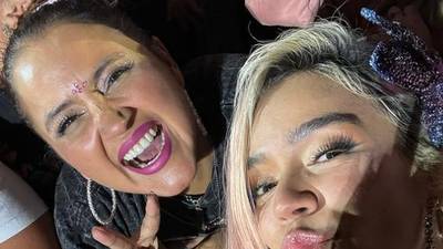 ¡Pura emoción!: Pamela Leiva y Karol G comparten selfie en pleno concierto y en medio de ovación del público