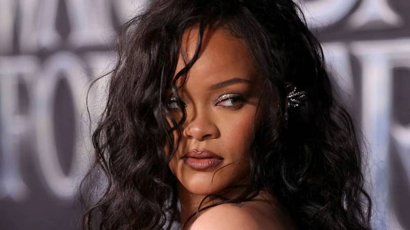 Rihanna mostra barriga de grávida no tapete vermelho do Oscar 2023