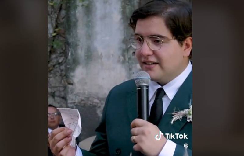 Novio muestra en su boda una servilleta con mensaje de amor de su novia, guardada desde hace años