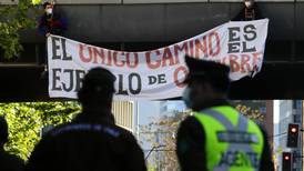 Detienen a jóvenes que protestaron colgados de pasarela del Costanera Center