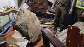 Roca gigante genera graves daños en una vivienda en Andacollo