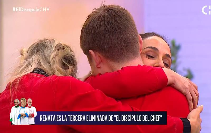 Renata Bravo abrazada por sus compañeros.
