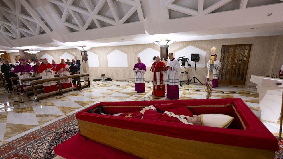 El Vaticano revela las primeras imágenes del Papa Francisco en su féretro: funeral será este sábado