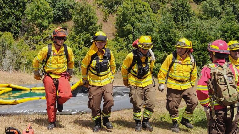 CONAF y Municipalidad de Lago Verde instalaron piscina de 40 mil litros para el combarte de los incendios forestales.