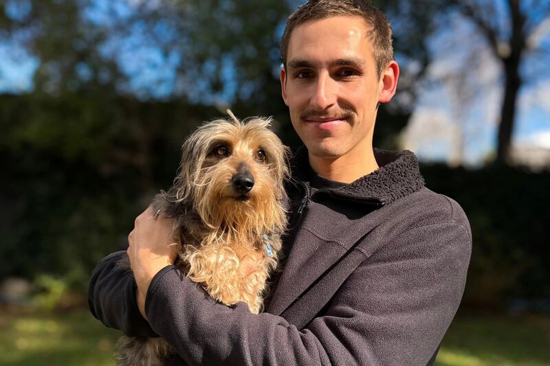 El joven es uno de los tres gestores de este emprendimiento orientado a la asesoría integral de dueños de mascotas.