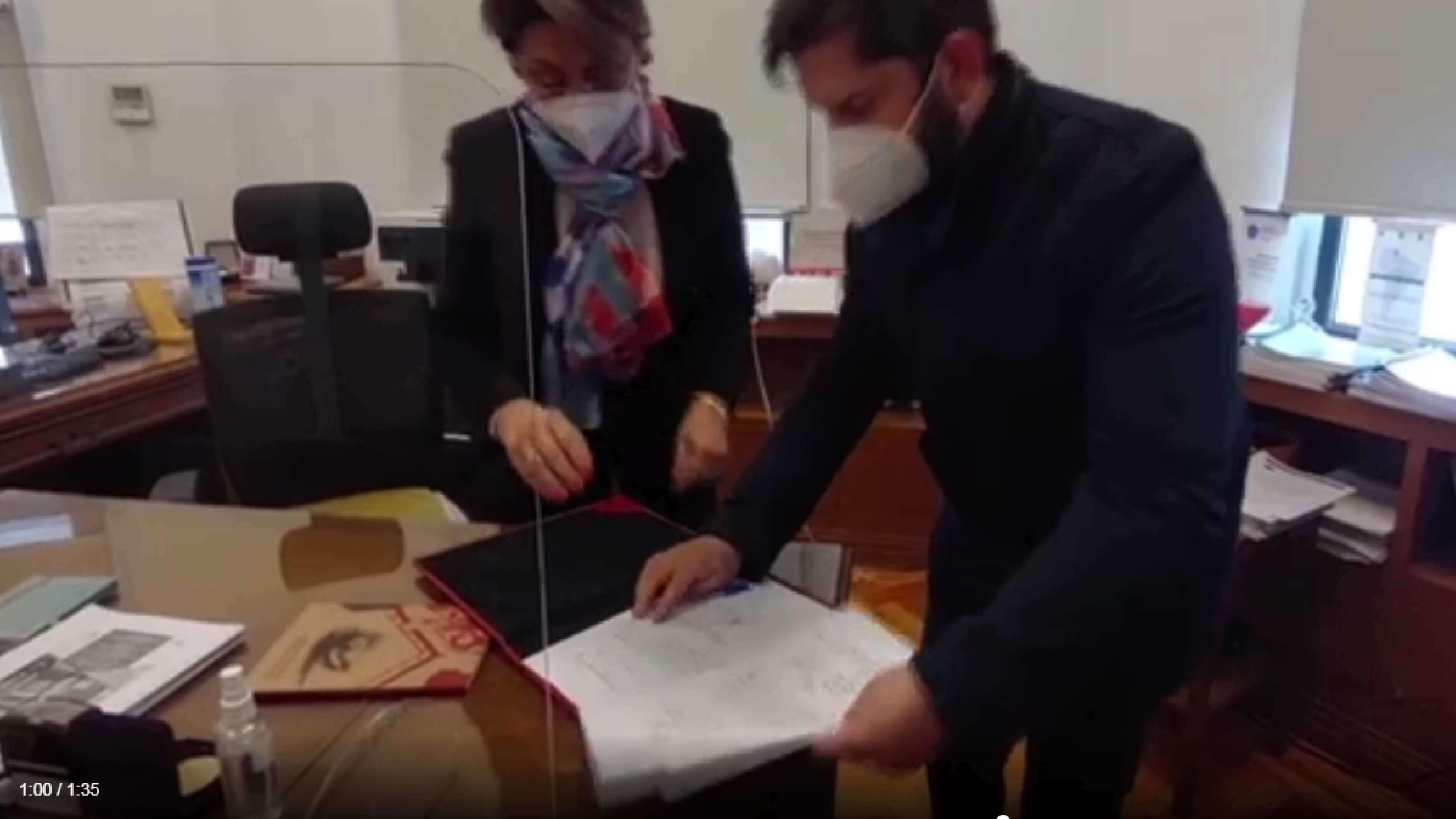 Gabriel Boric con la secretaria relatora.