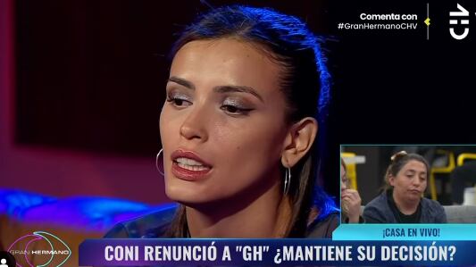 El fin de semana se detuvieron las prensas con la noticia que Constanza Capelli había amenazado de renunciar a Gran Hermano si la producción no expulsaba a Jennifer Galvarini. Esto, por una supuesta agresión de la Pincoya hacia la bailarina en la fiesta de los viernes.
Sin embargo -tras analizar las imágenes y mostrar toda la discusión sin editar en el capítulo del domingo por las pantallas de CHV- Gran Hermano entregó el sobre rojo, el cual leyó el animador Julio César Rodríguez.
“Gran Hermano ha tomado la determinación de que no hubo agresión, por lo tanto, Jennifer continúa en la casa”, resolvió.
Previamente, los animadores le pidieron a Constanza que se dirigiera al zoom, el espacio donde realizan las fiestas, y conversaron con ella respecto a lo ocurrido la noche del viernes, cuando entró en cólera y pidió la cabeza de su amiga la Pincoya.
Ahí, los conductores quisieron escuchar la versión de Cony y le aclararon que la acusación que realizó no se puede decir a buenas y a primeras,
“El mismo día renuncié dos veces y sentí que estaba en un momento de mucha angustia. Vi a Pincoya recomponiendo las cosas con Francisca y Sebastián y me dolió mucho, que tenga esa energía con gente que ha hecho mucho daño”, contó.
Además, Cony hizo un mea culpa sobre la furiosa reacción que tuvo con sus compañeros, puesto que no sabía lo que estaban conversando y reconoció que no fue agredida por Jennifer.
Producto de ello, contó que había regresado al confesionario a retractarse de sus palabras y aclarar la situación. 
Finalmente, Constanza Capelli anunció que no renunciaría al reality, pero que mantendrá el distanciamientos con Pincoya.