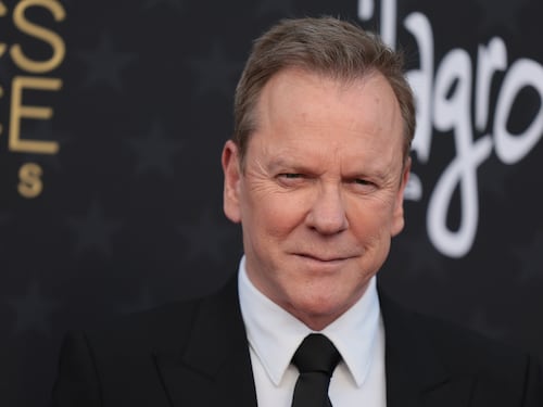 Arrestan al actor Kiefer Sutherland tras presunta agresión a un conductor en Los Ángeles