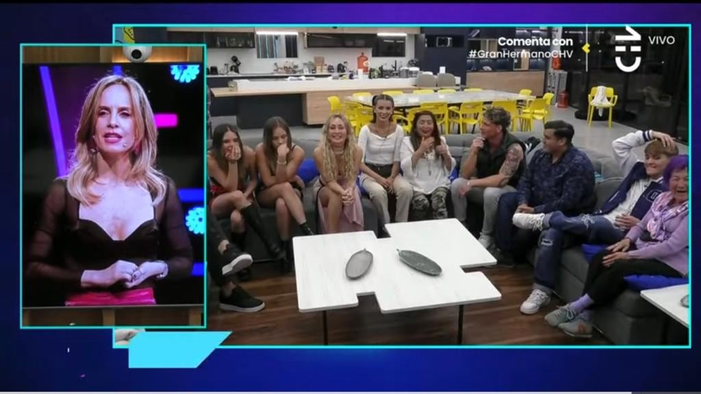 No son tres, cuatro ni cinco, sino que siete los participantes de Gran Hermano que quedaron en placa de eliminación. Esto, tras una jornada histórica de nominación en el reality de CHV.
Todo partió cuando Lucas activó la fulminante enviando directamente a Jennifer Galvarini. Tras ello, se sumó la espontánea que realizó Raimundo, con tres votos contra Jorge y dos para Lucas.
A estos nominados, se sumó Rubén con los dos votos legado que le dejó Trinidad.