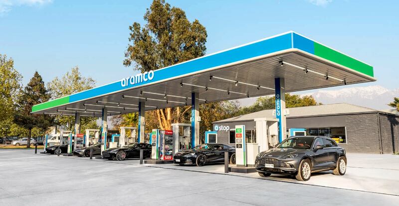 El pasado 13 de mayo cuando los automovilistas pasaron por la la comuna de La Reina, probablemente advirtieron que había una nueva bencinera frente a sus ojos. Mismo lugar donde anteriormente de encontraba la bomba Petrobras. Quizás, lo que no sabían es que se trataba de la misma compañía, pero con distinto nombre. 
Esto, luego que empresa que cuenta con la licencia para distribuir el combustible en Chile, Esmax Distribución, fuera adquirida en un 100 por ciento por la petrolera estatal de Arabia Saudita, Aramco.
Y es así precisamente como las 300 estaciones que hay en todo el país pasarán a llamarse Aramco  de ahora en adelante, siendo la primera rebautizada en la calle Príncipe de Gales 9200. El resto en tanto, tendrá plazo hasta el año 2026 para realizar el cambio definitivo. 
Según informaron, la compra incluye el cambio de nombre, pero además modificaciones en sus 170 donde se comercializan alimentos, Spacio 1, que pasará a llamarse Aramco Stop.
“Tenemos un tremendo desafío, que es rebrandear las 300 y algo estaciones que tenemos a la marca Aramco dentro de 24 meses”, señaló Carlos Larraín, CEO de Esmax al medio Pulso, de La Tercera. 
Pero, el cambio no solo será de manera superficial, sino que incluye nuevos estandares de calidad y modernización.
“Renovar las estaciones requiere hacerles un upgrade para llevarlos a los estándares que tiene Aramco internacionalmente. Y eso viene asociado a una inversión importante”, acotó, aunque no reveló lo montos de inversión.
¿Qué pasará con los descuentos de Petrobras al cargar bencina?
Eso sí, respecto a los descuentos por el litro de bencina que pueden acceder los clientes a través de sus tarjetas bancarias, aún no hay claridad respecto a la continuidad de los beneficios.
“Tenemos que entender que la marca cambia. Vamos a buscar el poder de la marca, y también desarrollar alianzas con partners que permitan a nuestra gente tener ciertos beneficios. Probablemente, más que alianzas, descuentos, vamos a buscar un posicionamiento de alta calidad”, señaló Larraín.